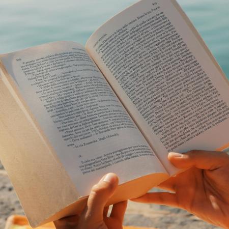 Playa y libro, lectura